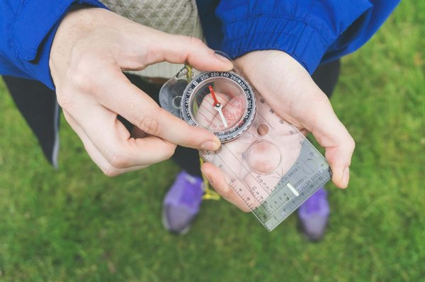 Quelles croisières offrent des excursions pour explorer les récifs coralliens en Papouasie-Nouvelle-Guinée?