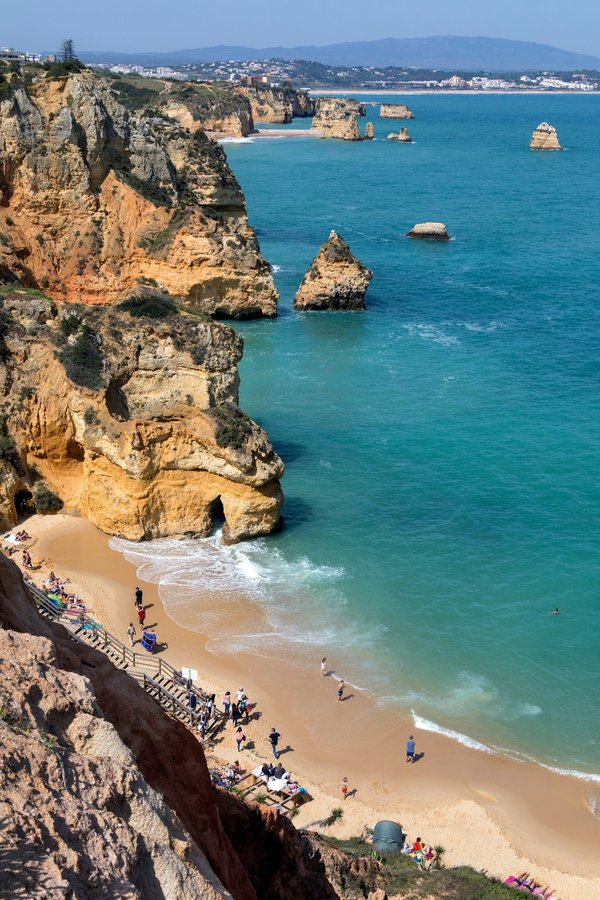 Où trouver une location de vacances en Algarve avec des cours de yoga et des balades sur les falaises?